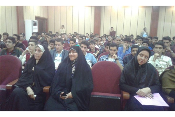 دانشگاه آزاد اسلامی برای 200 دانش‌آموز ملاردی «اردوی شناخت» برگزار کرد
