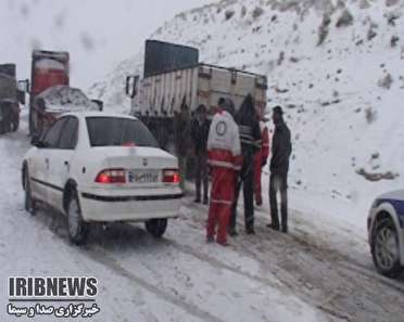 بارش برف سبب بسته شدن راه ارتباطی 152 روستا شهرستان کوهرنگ شده است.